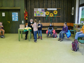 Symbolische Mantelteilung mit den Kommunionkindern (Foto: Karl-Franz Thiede)